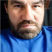 Coach de théâtre et artiste dans l'âme pour vous aider à atteindre une maturité professionnelle.